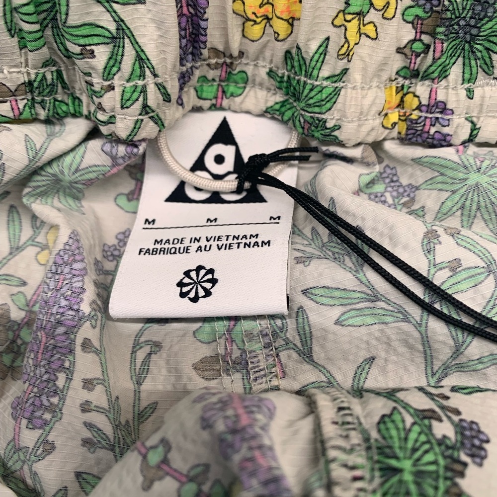 NWOT NIKE ACG Snowgrass Cream Floral Men's Cargo Shorts Size M - Picture 8 of 16